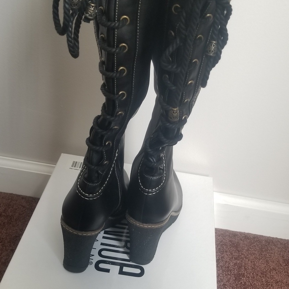 Boots - Picture 6 of 7